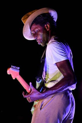Concert de Keziah Jones a La Fondation Maeght dans le labyrinthe Miro a Saint Paul de Vence. Concert by Keziah Jones at La Fondation Maeght in the Miro labyrinth in Saint Paul de Vence. 270684 2021-07-25 Saibt Paul de Vence France Jones, Keziah  Copyright: xL.Urmanx xStarfacex STAR_270684_014