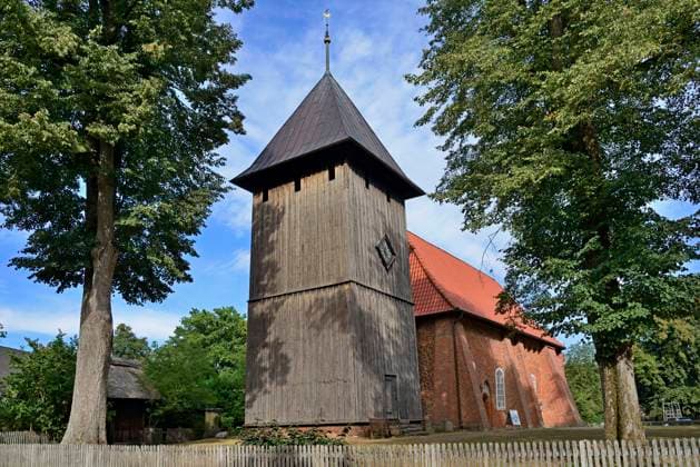 Heidedorf Müden an der Örtze, Pfarrkirche Laurentius, Naturpark Südheide, Lüneburger Heide, Niedersachsen, Deutschland, Europa *** Heath village Müden an der Örtze, Laurentius Parish Church, South Heath Nature Park, Lüneburg Heath, Lower Saxony, Germany, Europe Copyright: imageBROKER Frederik ibxrba06974173.jpg