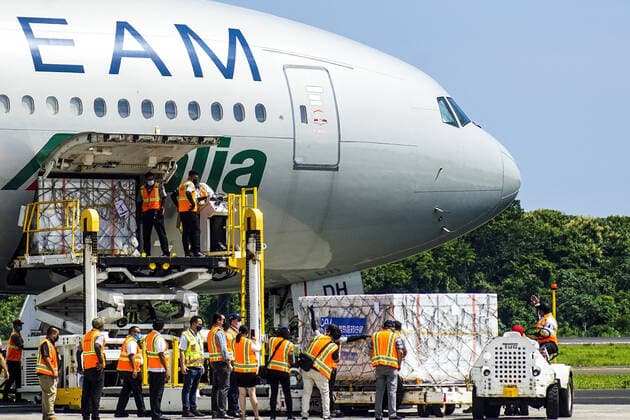 July 26, 2021, San Luis Tal, El Salvador: Logistics workers unload crates containing covid-19 vaccine vials..El Salvador has received a new batch of one million doses from Chinese pharmaceutical SINOVAC. San Luis Tal El Salvador - ZUMAs197 20210726_zaa_s197_164 Copyright: xCamiloxFreedmanx