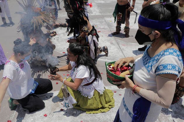 696th Anniversary Of The Founding Of Tenochtitlan Pre-hispanic ritual with incense, copal and flowers during the 696th anniversary of the founding of Tenochtitlan, the Mexican capital, an event held in the Zocalo of Mexico City, where musicians, singers, healers and creators of offerings from various traditions of Mexico, shared their knowledge and honoured their ancestors on the occasion of the Zenithal Passage, the moment when the Sun took a totally perpendicular position. Mexico City Mexico vieyra-notitle210726_npHh6  Copyright: xGerardoxVieyrax