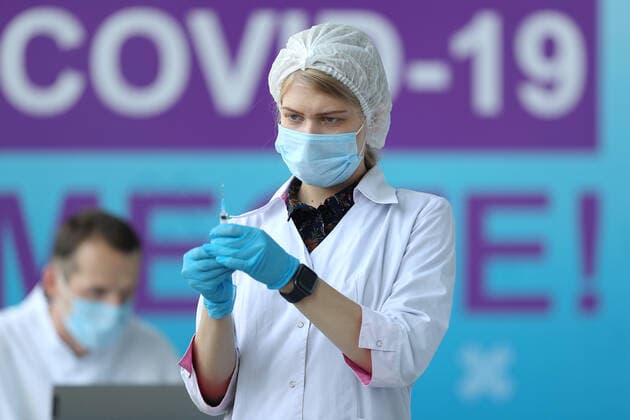 IVANOVO, RUSSIA - JULY 27, 2021: A nurse holds a syringe with a COVID-19 vaccine at a mobile vaccination center at a railway station. Vladimir Smirnov TASS  TS109CC4