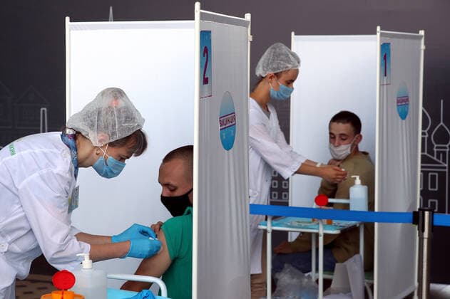 IVANOVO, RUSSIA - JULY 27, 2021: People receive COVID-19 vaccines at a mobile vaccination center at a railway station. Vladimir Smirnov TASS  TS109CC9