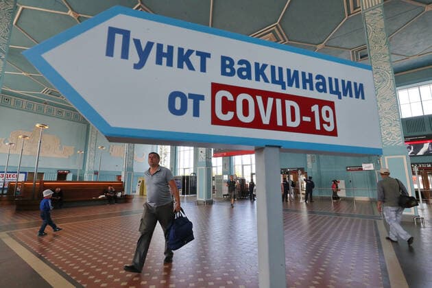 IVANOVO, RUSSIA - JULY 27, 2021: A sign showing direction to a mobile COVID-19 vaccination center is pictured at a railway station. Vladimir Smirnov TASS  TS109CF0
