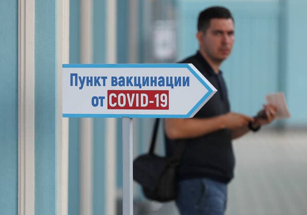 IVANOVO, RUSSIA - JULY 27, 2021: A sign showing direction to a mobile COVID-19 vaccination center is pictured at a railway station. Vladimir Smirnov TASS  TS109CF3