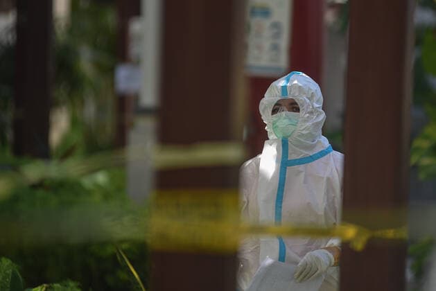 July 27, 2021, Badung, Bali, Indonesia: A health worker is seen wearing Personal Protectie Equipment (PPE) around the Wisma Bima Cottages II, Kuta, quarantine building. Bali local government to centralized Covid-19 quarantines for asymptomatic and mild symptoms to make medical controlling easier. Before thousands of people die during self-quarantines in their own houses, based on Health Misitry data. Badung Indonesia - ZUMAb245 20210727_zip_b245_001 Copyright: xDickyxBisinglasix