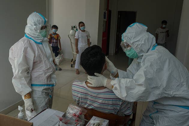 July 27, 2021, Badung, Bali, Indonesia: Quarantine participants got Covid-19 swab tests at Wisma Bima Cottages II, Kuta. Bali local government to centralized Covid-19 quarantines for asymptomatic and mild symptoms to make medical controlling easier. Before thousands of people die during self-quarantines in their own houses, based on Health Misitry data. Badung Indonesia - ZUMAb245 20210727_zip_b245_002 Copyright: xDickyxBisinglasix