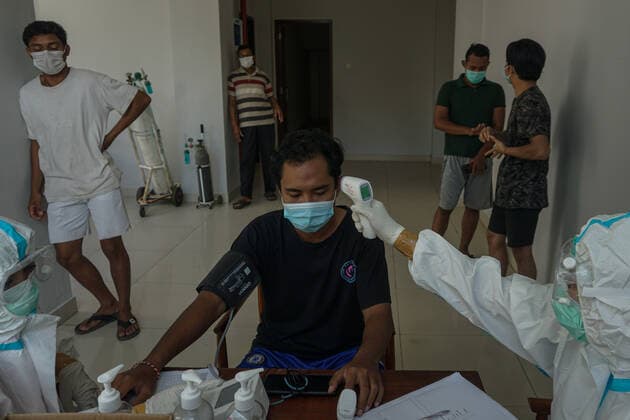 July 27, 2021, Badung, Bali, Indonesia: Quarantine participants got their routine medical check up at Wisma Bima Cottages II, Kuta. Bali local government to centralized Covid-19 quarantines for asymptomatic and mild symptoms to make medical controlling easier. Before thousands of people die during self-quarantines in their own houses, based on Health Misitry data. Badung Indonesia - ZUMAb245 20210727_zip_b245_005 Copyright: xDickyxBisinglasix