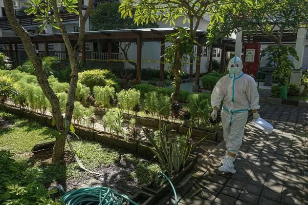 July 27, 2021, Badung, Bali, Indonesia: A health worker is seen wearing Personal Protectie Equipment (PPE) around the Wisma Bima Cottages II, Kuta, quarantine building. Bali local government to centralized Covid-19 quarantines for asymptomatic and mild symptoms to make medical controlling easier. Before thousands of people die during self-quarantines in their own houses, based on Health Misitry data. Badung Indonesia - ZUMAb245 20210727_zip_b245_007 Copyright: xDickyxBisinglasix