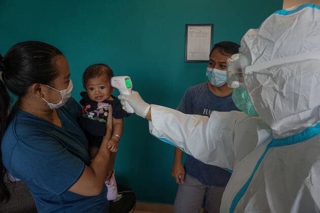 July 27, 2021, Badung, Bali, Indonesia: A family got their routine medical check up in their room at Wisma Bima Cottages II, Kuta. Bali local government to centralized Covid-19 quarantines for asymptomatic and mild symptoms to make medical controlling easier. Before thousands of people die during self-quarantines in their own houses, based on Health Misitry data. Badung Indonesia - ZUMAb245 20210727_zip_b245_012 Copyright: xDickyxBisinglasix