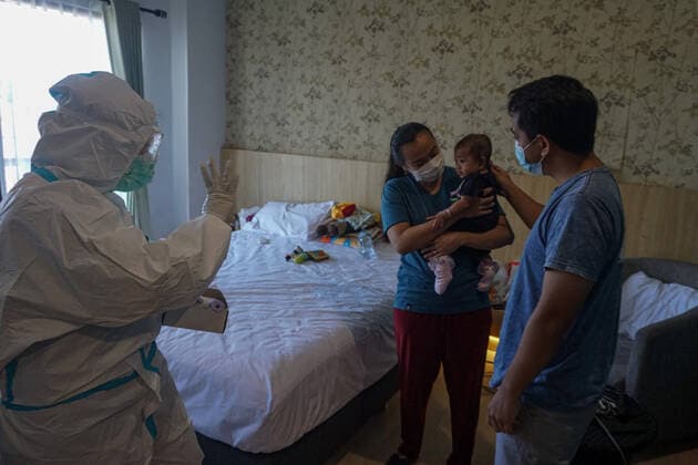 July 27, 2021, Badung, Bali, Indonesia: A health worker waved at the infant after room visit at Wisma Bima Cottages II, Kuta. Bali local government to centralized Covid-19 quarantines for asymptomatic and mild symptoms to make medical controlling easier. Before thousands of people die during self-quarantines in their own houses, based on Health Misitry data. Badung Indonesia - ZUMAb245 20210727_zip_b245_013 Copyright: xDickyxBisinglasix