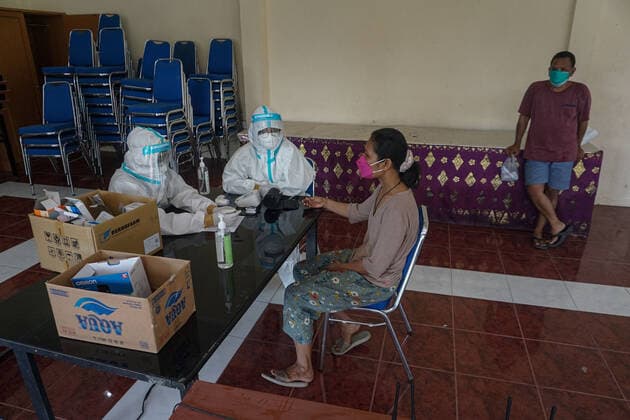 July 27, 2021, Badung, Bali, Indonesia: Quarantine participants got their routine medical check up at Wisma Bima I, Kuta. Bali local government to centralized Covid-19 quarantines for asymptomatic and mild symptoms to make medical controlling easier. Before thousands of people die during self-quarantines in their own houses, based on Health Misitry data. Badung Indonesia - ZUMAb245 20210727_zip_b245_017 Copyright: xDickyxBisinglasix