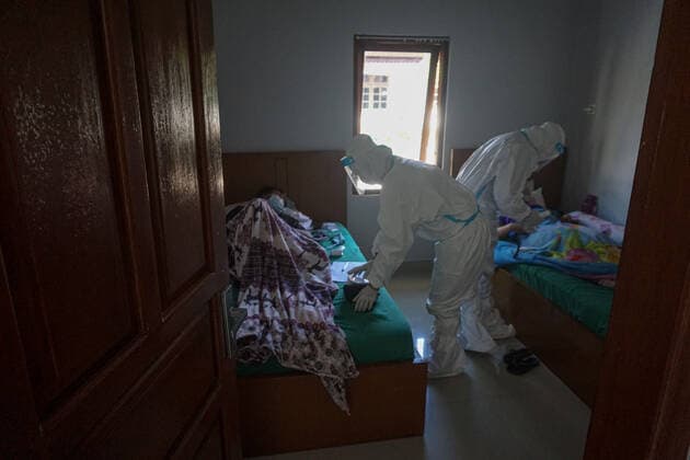 July 27, 2021, Badung, Bali, Indonesia: Health workers cheks a pregnant woman (bed right) on her quarantine room at Wisma Bima I, Kuta. Bali local government to centralized Covid-19 quarantines for asymptomatic and mild symptoms to make medical controlling easier. Before thousands of people die during self-quarantines in their own houses, based on Health Misitry data. Badung Indonesia - ZUMAb245 20210727_zip_b245_018 Copyright: xDickyxBisinglasix