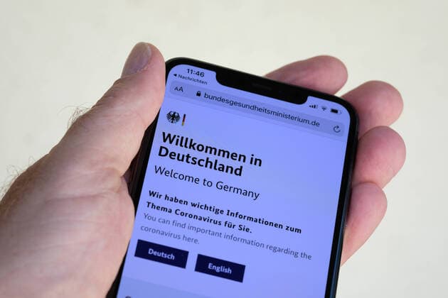 Corona SMS Message from the German Government After a trip abroad you will receive an SMS message from the German Government about the current testing and quarantine rules during the Corona Pandemic Siegsdorf Bavaria Germany Copyright: xRolfxPossx