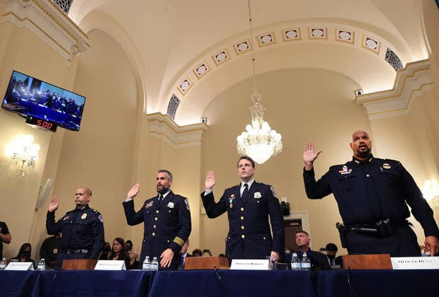 Bilder des Jahres 2021, News 07 Juli News Themen der Woche KW30 News Bilder des Tages U.S. Capitol Police Sgt. Aquilino Gonell, from left, Washington Metropolitan Police Department officer Michael Fanone, Washington Metropolitan Police Department officer Daniel Hodges and U.S. Capitol Police Sgt. Harry Dunn are sworn in to testify before the Select Committee to Investigate the January attack on the U.S. Capitol at the Canon House Office Building in Washington, DC on Tuesday, on July 27, 2021. About 140 police officers were injured when they were trampled by the former President Donald Trump supporters aiming to overthrow the 2020 presidential election. Five people died. Pool  WASP20210727167 ChipxSomodevilla