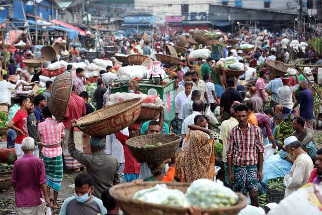 Coronavirus Outbreak In Bangladesh DHAKA, BANGLADESH - JULY 26: Corona virus outbreak, Crowd of people in the Kawran Bazar area, carry out activities without following the necessary measures and They do not respect social distance to prevent the spread of the virus on July 26, 2021 in Dhaka, Bangladesh. Copyright: xHabiburxRahmanx EYEPIXGROUP_HR_26072021_10938