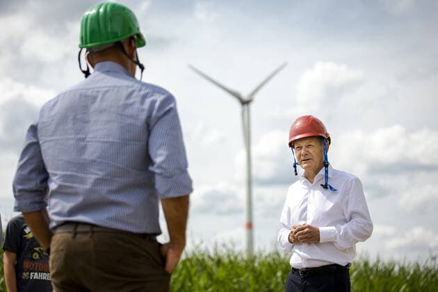 Olaf Scholz, candidate for chancellor of the SPD, R visits a wind farm in Luckau Here taken in the Geapraech Luckau 27 07 2021 Luckau Germany Copyright: xJaninexSchmitz photothek.dex