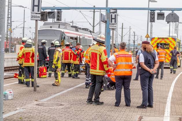 Großeinsatz am Karlsruher Hauptbahnhof: Person wird beim Überqueren von Gleise am Bahnsteig von einfahrender Straßenbahn erfasst und schwer eingeklemmt - Feuerwehr muss mit hydraulischem Rettungsgerät die Bahn anheben, Person wird schwerst verletzt Großeinsatz am Dienstagnachmittag im Karlsruher Hauptbahnhof: Den ersten Information nach wurde gegen 13 Uhr eine Person beim Überqueren der Gleise von einer Straßenbahn erfasst. Die Person wurde unter der S-Bahn eingeklemmt und musste von der Feuerwehr mit schwerem hydraulischem Rettungsgerät befreit werden. Die Person wurde schwerst verletzt. Mehrere Gleise im Bahnhof sind gesperrt, weshalb es zu Beeinträchtigungen im Bahnverkehr kommt. Fahrgäste und der Fahrer der S-Bahn werden be Copyright: xEinsatz-Report24x xAaronxKlewerx