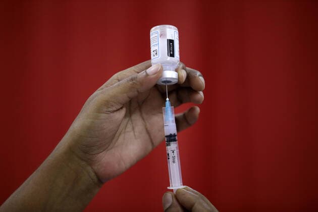 Covid-19 Vaccination In Dhaka A health worker prepares a dose of the Moderna vaccine against the Covid-19 coronavirus at a hospital in Dhaka, Bangladesh on 27 July 2021. Dhaka Bangladesh rahman-notitle210727_np7O4  Copyright: xSyedxMahamudurxRahmanx