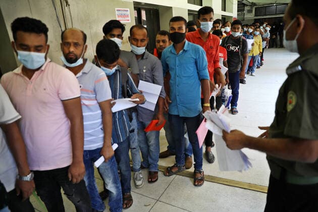 Covid-19 Vaccination In Dhaka Migrant workers wait in a queue to receive a dose of the Moderna vaccine against the Covid-19 coronavirus in Dhaka, Bangladesh on July 27, 2021. Dhaka Bangladesh rahman-notitle210727_npCYt  Copyright: xSyedxMahamudurxRahmanx