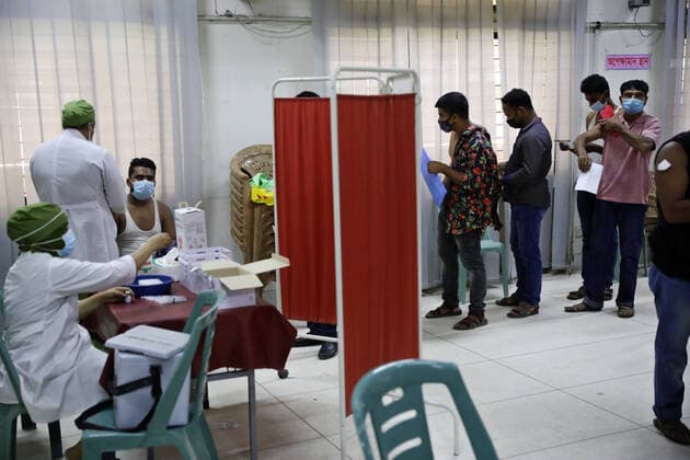 Covid-19 Vaccination In Dhaka Migrant workers receive doses of the Moderna vaccine against the Covid-19 coronavirus in Dhaka, Bangladesh on July 27, 2021. Dhaka Bangladesh rahman-notitle210727_npKsD  Copyright: xSyedxMahamudurxRahmanx
