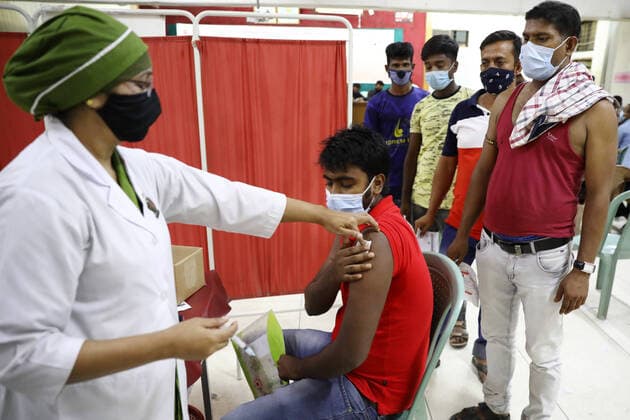 Covid-19 Vaccination In Dhaka A Migrant worker receives a dose of the Moderna vaccine against the Covid-19 coronavirus in Dhaka, Bangladesh on July 27, 2021. Dhaka Bangladesh rahman-notitle210727_npM3P  Copyright: xSyedxMahamudurxRahmanx