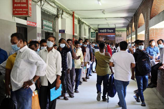 Covid-19 Vaccination In Dhaka Migrant workers wait in a queue to receive a dose of the Moderna vaccine against the Covid-19 coronavirus in Dhaka, Bangladesh on July 27, 2021. Dhaka Bangladesh rahman-notitle210727_npMtO  Copyright: xSyedxMahamudurxRahmanx
