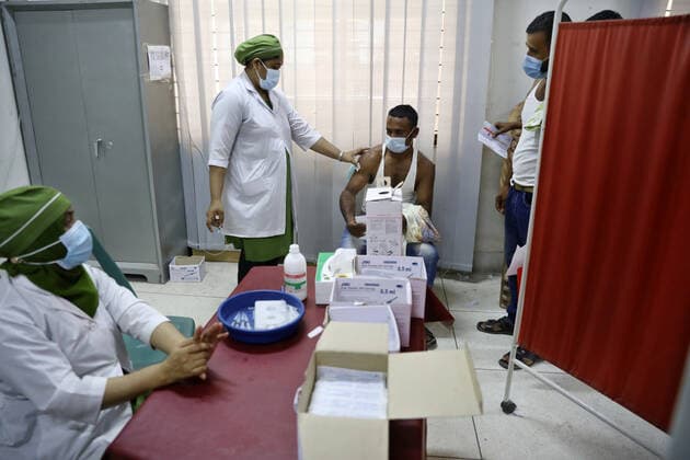 Covid-19 Vaccination In Dhaka A Migrant worker receives a dose of the Moderna vaccine against the Covid-19 coronavirus in Dhaka, Bangladesh on July 27, 2021. Dhaka Bangladesh rahman-notitle210727_npTiC  Copyright: xSyedxMahamudurxRahmanx