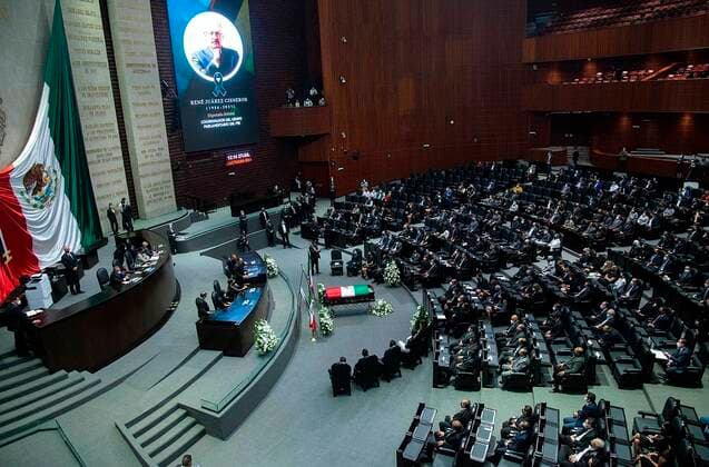 A picture taken showing a tribute to the disputed by the Institutional Revolutionary Party (PRI) Rene Juarez Cisneros, who died this Monday due to covid-19, today, in the City Chamber of Deputies of Mexico, in Mexico City, Mexico, 27 July 2021. The Chamber of Deputies of Mexico on Tuesday paid a tribute to Rene Juarez Cisneros, coordinator of the parliamentary group of the Institutional Revolutionary Party (PRI), who died on Monday due to covid-19, in which deputies and senators said goodbye to the politician. EFE Mario Guzman Mexican deputies say goodbye to the PRI coordinator, killed by covid !ACHTUNG: NUR REDAKTIONELLE NUTZUNG! Copyright: xMarioxGuzmanx MEX7824 20210727-e8ef4da3eb46e18d72dfe47e6cbcea9a5a790602