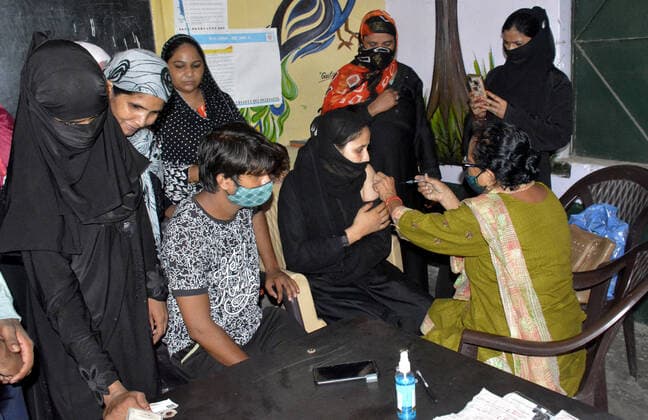 GHAZIABAD, INDIA - JULY 27: People flout social distancing norms while Covid-19 vaccinations are done at Dasna Primary School, on July 27, 2021 in Ghaziabad, India. (Photo by Sakib Ali Hindustan Times ) COVID-19 Vaccination Drive