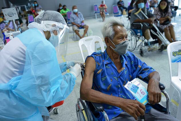 Mass COVID-19 Vaccination To Contain The Pandemic. A Thai health official administers a dose of a vaccine against COVID-19 at a vaccination center, set up inside the Bang Sue Grand Station in Bangkok, Thailand, 28 July 2021. Bangkok Thailand laowilas-notitle210728_npXJu  Copyright: xAnusakxLaowilasx