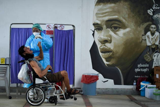 News Bilder des Tages Thailand Speeds Up Testing For COVID-19 To Contain Pandemic. Thai people undergo a COVID-19 swab test during the speeds up testing in a bid to curb the rapid spreading of the pandemic, in Bangkok, Thailand, 28 July 2021 Bangkok Thailand laowilas-notitle210728_npQc8  Copyright: xAnusakxLaowilasx