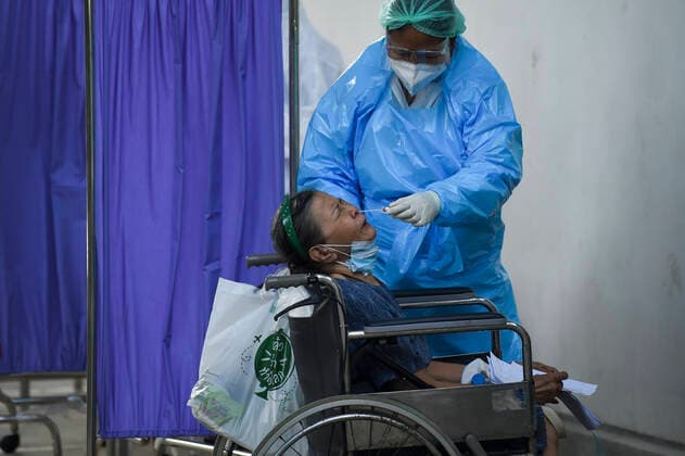 Thailand Speeds Up Testing For COVID-19 To Contain Pandemic. Thai people undergo a COVID-19 swab test during the speeds up testing in a bid to curb the rapid spreading of the pandemic, in Bangkok, Thailand, 28 July 2021 Bangkok Thailand laowilas-notitle210728_npYtV  Copyright: xAnusakxLaowilasx