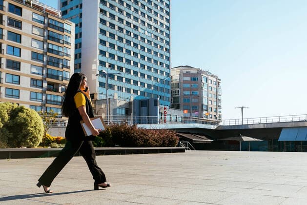 Young business woman walking on the street and holding a coffee Vigo, Galicia, Spain CR_AIMA210727C-802199-01 ,model released, Symbolfoto