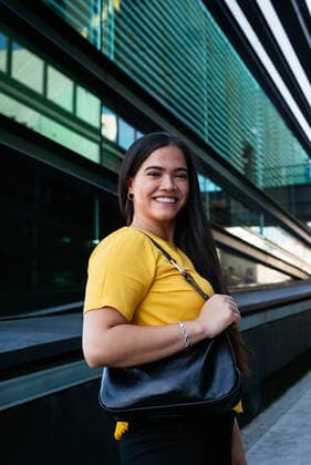 Portrait of a young business woman smiling at camera in the street Vigo, Galicia, Spain CR_AIMA210727C-802201-01 ,model released, Symbolfoto