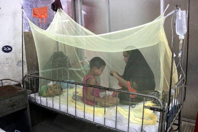 New Dengue Outbreak Infects Children In Bangladesh DHAKA, BANGLADESH - JULY 28: A Mother is seen on a bed with their child, while waits a health worker to attend their case at children s hospital, due was infected by a new outbreak of the dengue virus on July 28, 2021 in Dhaka, Bangladesh. Copyright: xHabiburxRahmanx EYEPIXGROUP_HR_28072021_10959