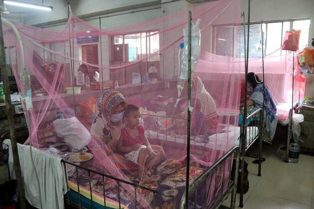 New Dengue Outbreak Infects Children In Bangladesh DHAKA, BANGLADESH - JULY 28: Persons are seen on the beds with their children, while wait a health worker to are attend their case at children s hospital, due they were infected by a new outbreak of the dengue virus on July 28, 2021 in Dhaka, Bangladesh. Copyright: xHabiburxRahmanx EYEPIXGROUP_HR_28072021_10960