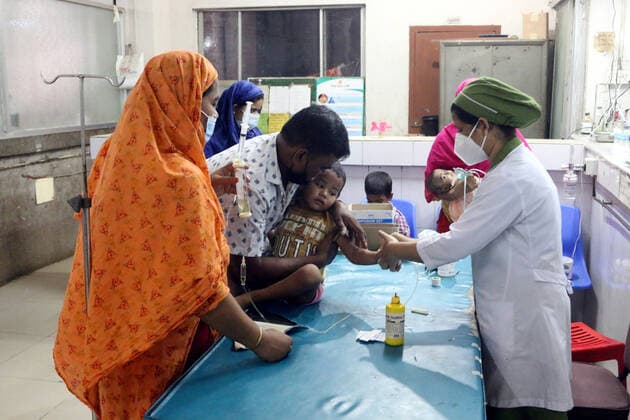 New Dengue Outbreak Infects Children In Bangladesh DHAKA, BANGLADESH - JULY 28: A person holds his child while a health worker checks he at children s hospital, due she was infected by a new outbreak of the dengue virus on July 28, 2021 in Dhaka, Bangladesh. Copyright: xHabiburxRahmanx EYEPIXGROUP_HR_28072021_10961