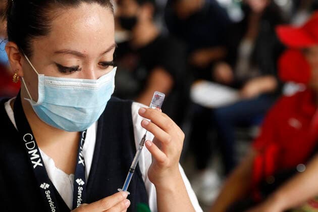 Youths Receive Sputnik V Vaccine Against Covid-19 MEXICO CITY, MEXICO - JULY 28: A Health worker, prepares a Sputnik V dose inside at the Palacio de los Deportes during the mass vaccination against Covid 19 for people aged 18 on July 28, 2021 in Mexico City, Mexico. Copyright: xLuisxBarronx EYEPIXGROUP_LB_28072021_11074