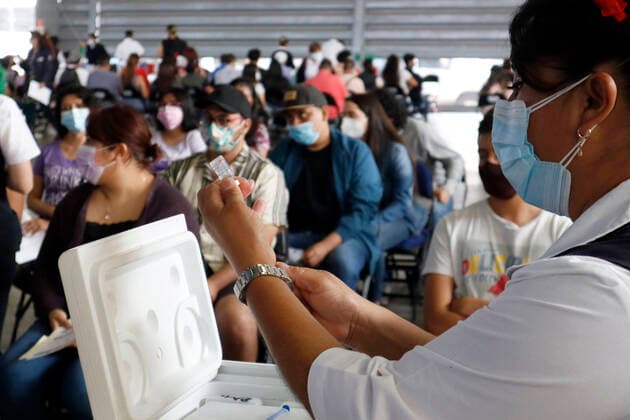 Youths Receive Sputnik V Vaccine Against Covid-19 MEXICO CITY, MEXICO - JULY 28: A Health worker, prepares a Sputnik V dose inside at the Palacio de los Deportes during the mass vaccination against Covid 19 for people aged 18 on July 28, 2021 in Mexico City, Mexico. Copyright: xLuisxBarronx EYEPIXGROUP_LB_28072021_11081