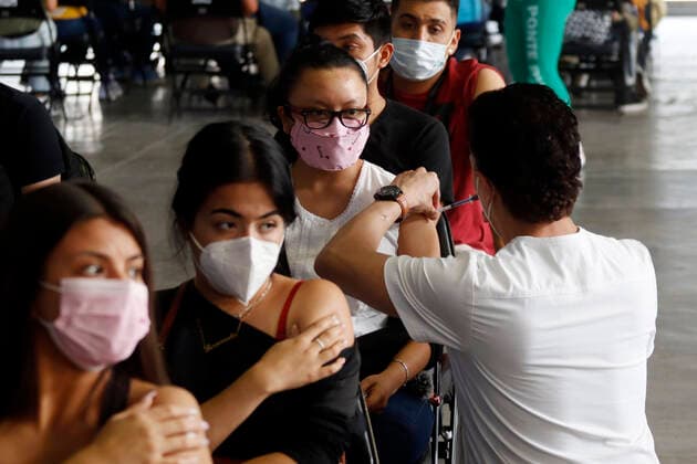 News Bilder des Tages Youths Receive Sputnik V Vaccine Against Covid-19 MEXICO CITY, MEXICO - JULY 28: A Health worker, applies a Sputnik V dose to a young inside at the Palacio de los Deportes during the mass vaccination against Covid 19 for people aged 18 on July 28, 2021 in Mexico City, Mexico. Copyright: xLuisxBarronx EYEPIXGROUP_LB_28072021_11085