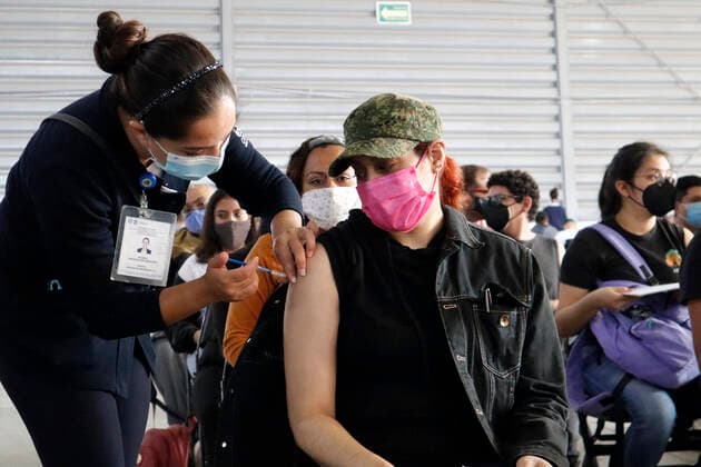 Youths Receive Sputnik V Vaccine Against Covid-19 MEXICO CITY, MEXICO - JULY 28: A Health worker, applies a Sputnik V dose to a young inside at the Palacio de los Deportes during the mass vaccination against Covid 19 for people aged 18 on July 28, 2021 in Mexico City, Mexico. Copyright: xLuisxBarronx EYEPIXGROUP_LB_28072021_11088
