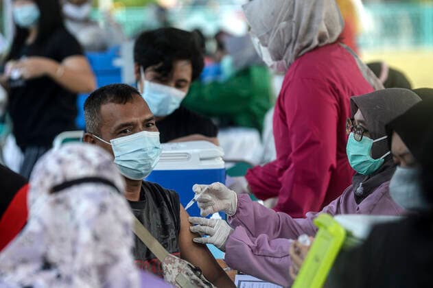 (210729) -- SOUTH TANGERANG, July 29, 2021 -- A man receives a dose of COVID-19 vaccine in Pamulang, South Tangerang, Indonesia, July 29, 2021. ) INDONESIA-SOUTH TANGERANG-COVID-19-VACCINATION AgungxKuncahyaxB. 