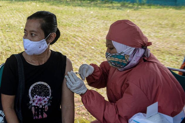 (210729) -- SOUTH TANGERANG, July 29, 2021 -- A woman receives a dose of COVID-19 vaccine in Pamulang, South Tangerang, Indonesia, July 29, 2021. ) INDONESIA-SOUTH TANGERANG-COVID-19-VACCINATION AgungxKuncahyaxB. 