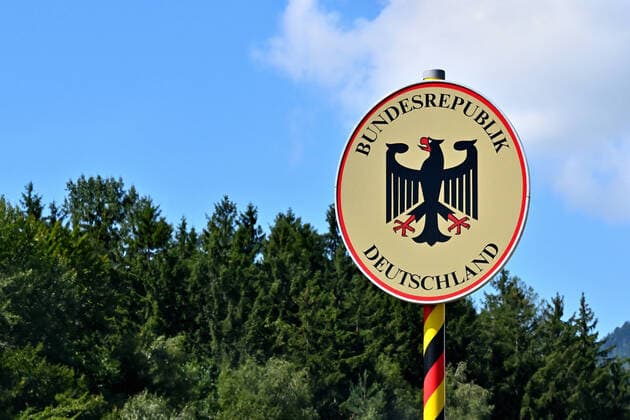 Deutschland. Das Deutschland-Schild an der Grenze zwische Österreich und Deutschland am Walserberg auf der Autobahn A8. Piding Bayern Deutschland *** Germany The Germany sign at the border between Austria and Germany at the Walserberg on the motorway A8 Piding Bavaria Germany Copyright: xRolfxPossx
