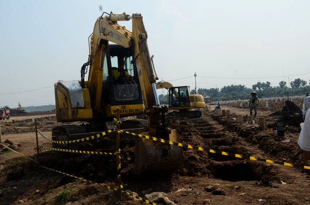 Indonesia: Rorotan Cemetery Situation This is the current situation at the Rorotan cemetery, it is never quiet for pilgrims and new bodies to be buried. Since the high death rate for Covid-19 cases in the area in Jakarta, the excavation of burial pits at the Rorotan TPU no longer uses human labor, but is replaced with heavy equipment. There were at least about 22 excavators deployed. Jakarta Jakarta Indonesia Copyright: CahyaxNugraha