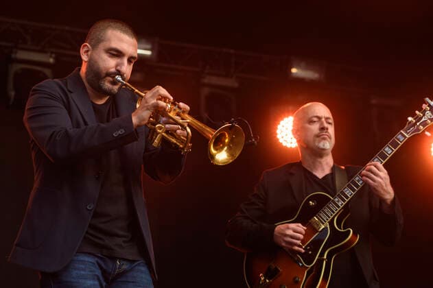 Ibrahim Maalouf and his guitarist Francois Delporte at the festival Arena 5 in Brussels Maalouf Ibrahim et son guitariste Francois Delporte au festival Arena 5 a Bruxelles Reporters QUINET JEANxMARCxQUINET