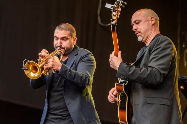 Ibrahim Maalouf and his guitarist Francois Delporte at the festival Arena 5 in Brussels Maalouf Ibrahim et son guitariste Francois Delporte au festival Arena 5 a Bruxelles Reporters QUINET JEANxMARCxQUINET