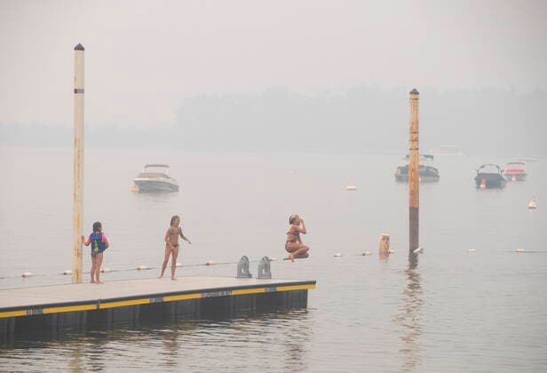July 29, 2021, Sicamous, ab, Canada: Wildfire smoke fills the air and obstructs the view of the mountains as people continue to take part in outdoor activities even though the air is currently 18 times above WHO exposure recommendation, in Sicamous B.C., on Thursday July 29, 2021. Sicamous Canada  - ZUMAc35_ 20210729_zaf_c35_092 Copyright: xJasonxFransonx