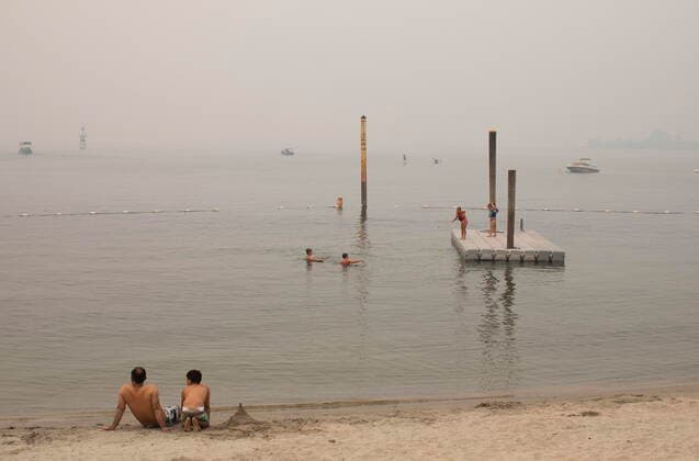July 29, 2021, Sicamous, ab, Canada: Wildfire smoke fills the air and obstructs the view of the mountains as people continue to take part in outdoor activities even though the air is currently 18 times above WHO exposure recommendation, in Sicamous B.C., on Thursday July 29, 2021. Sicamous Canada  - ZUMAc35_ 20210729_zaf_c35_093 Copyright: xJasonxFransonx