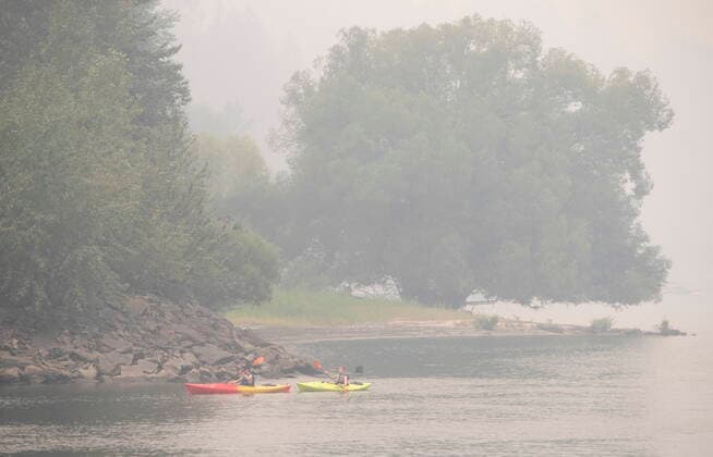 July 29, 2021, Sicamous, ab, Canada: Wildfire smoke fills the air and obstructs the view of the mountains as people continue to take part in outdoor activities even though the air is currently 18 times above WHO exposure recommendation, in Sicamous B.C., on Thursday July 29, 2021. Sicamous Canada  - ZUMAc35_ 20210729_zaf_c35_099 Copyright: xJasonxFransonx